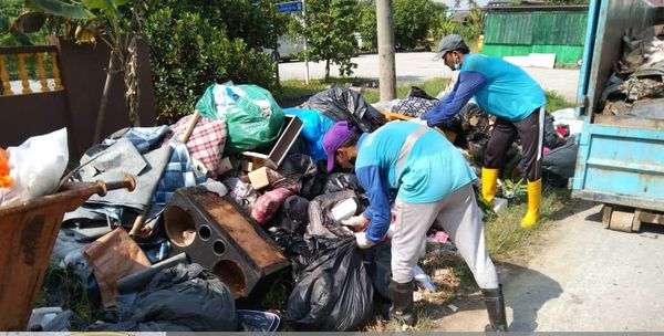 清除逾6万公吨水灾垃圾量 黄思汉:分类及土埋处理