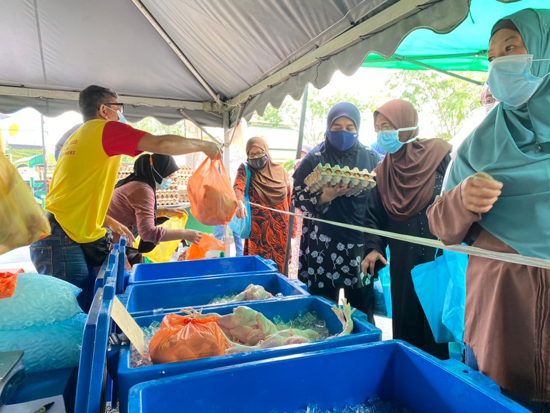 Jualan ayam murah DUN Batu Tiga laku, pembeli beratur seawal 8 pagi