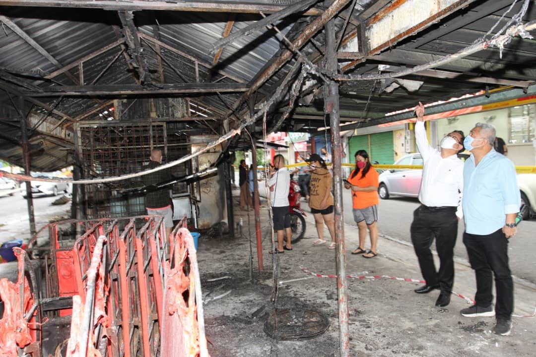 梁德志拨500给班村15失火小贩 将尽力协助善后灾区