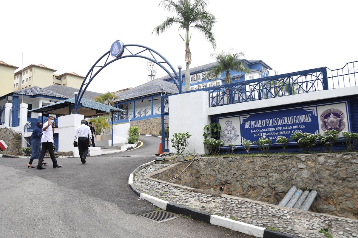 丹尼斯就两年前骚扰公众安宁案 今日到警区录供口供