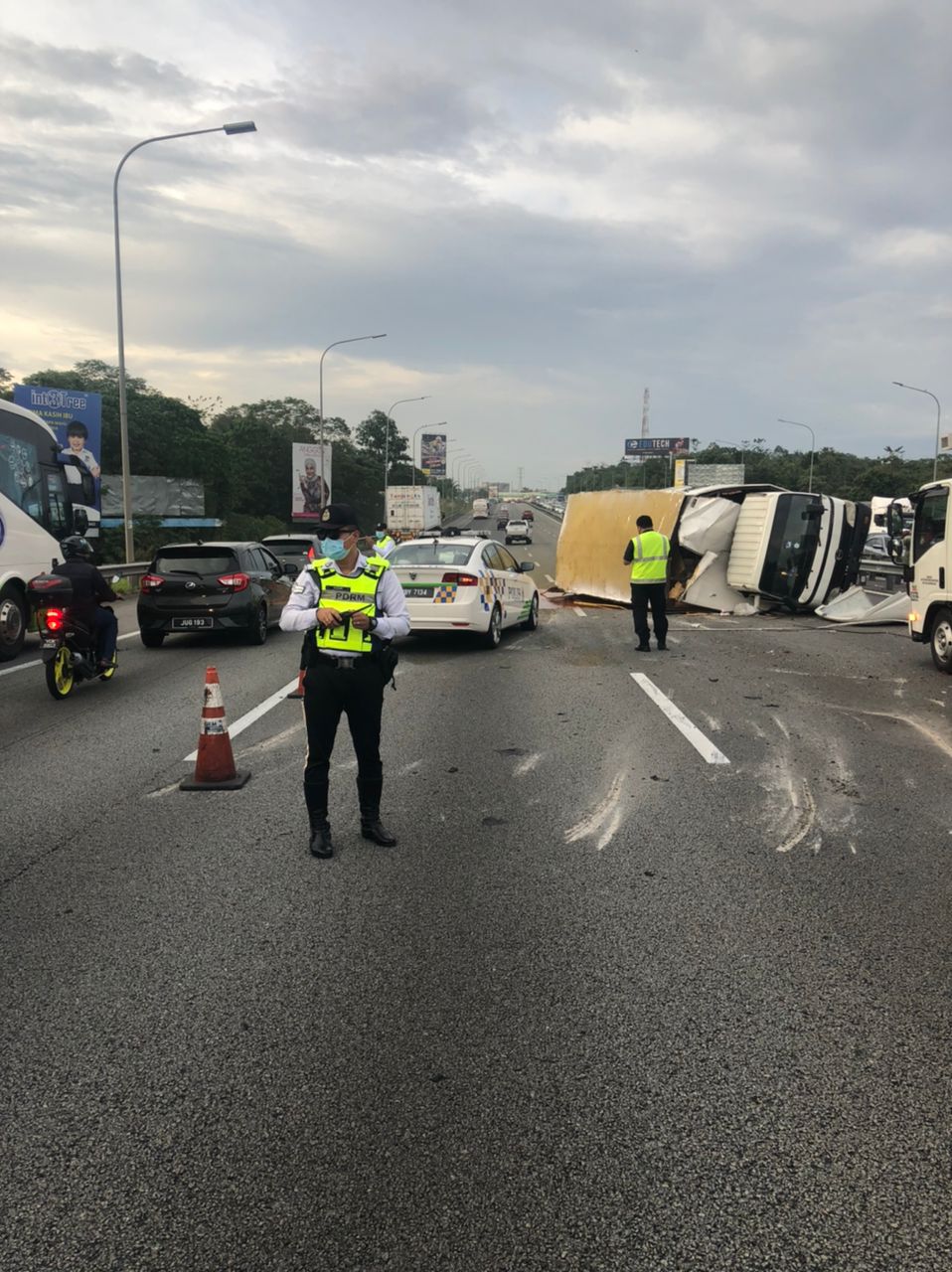 Lori bawa minyak masak terbabas, lebuh raya sesak lima kilometer