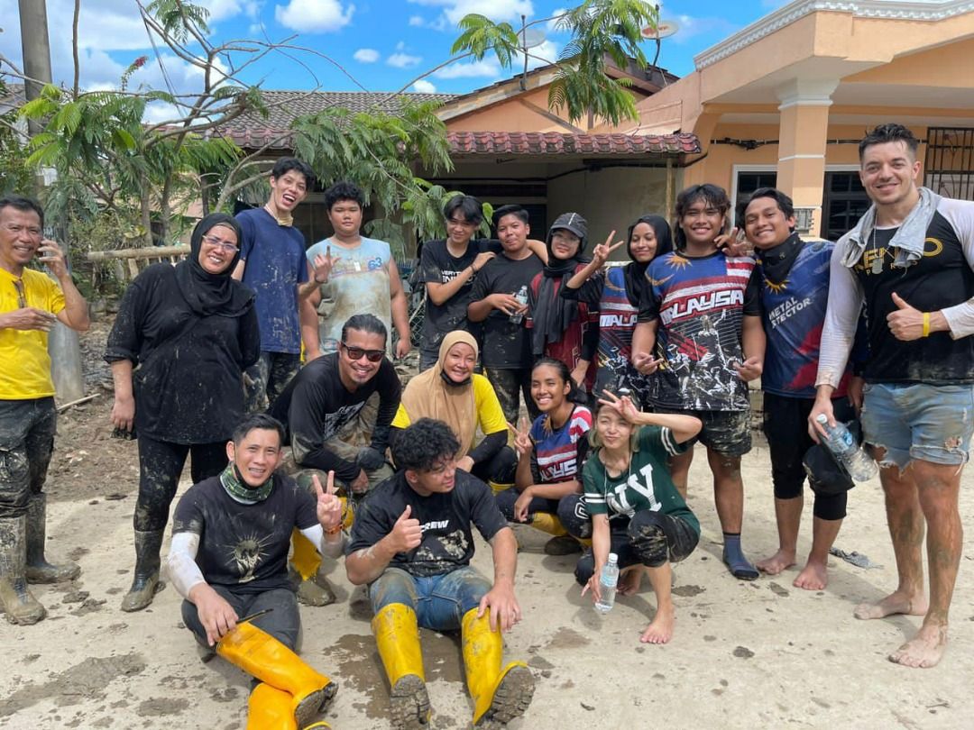 Pelakon Haneesya Hanee kental bantu mangsa bah, bersihkan rumah penuh lumpur