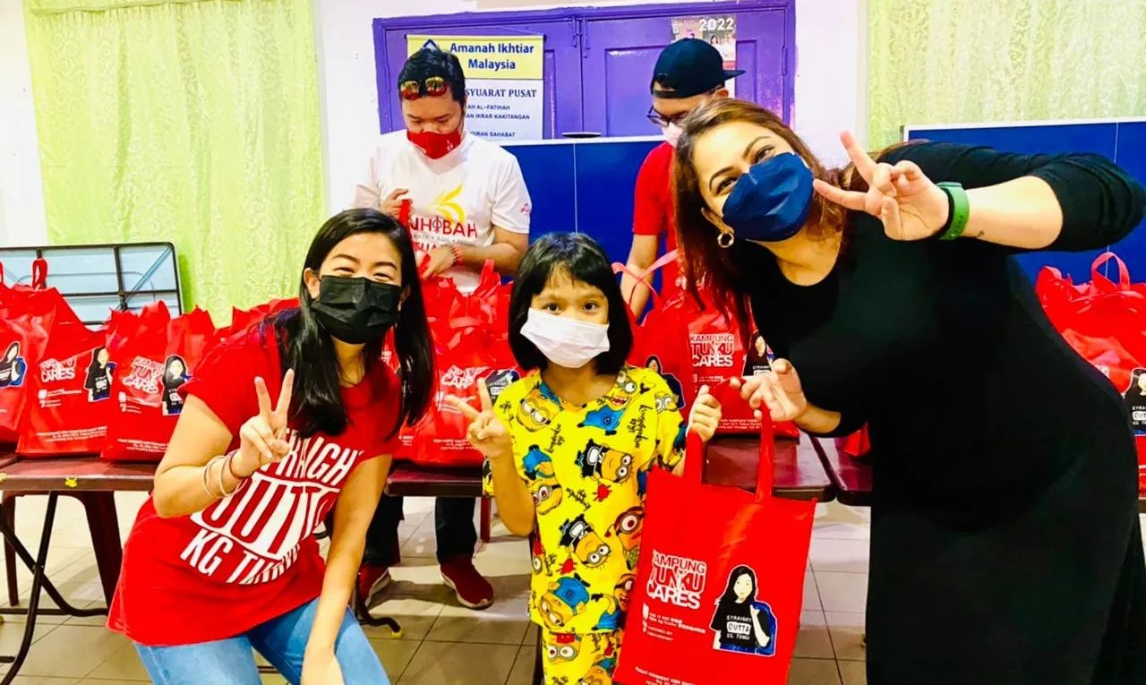 林怡威偕非政府组织送暖 组屋50学子获赠教育防疫品