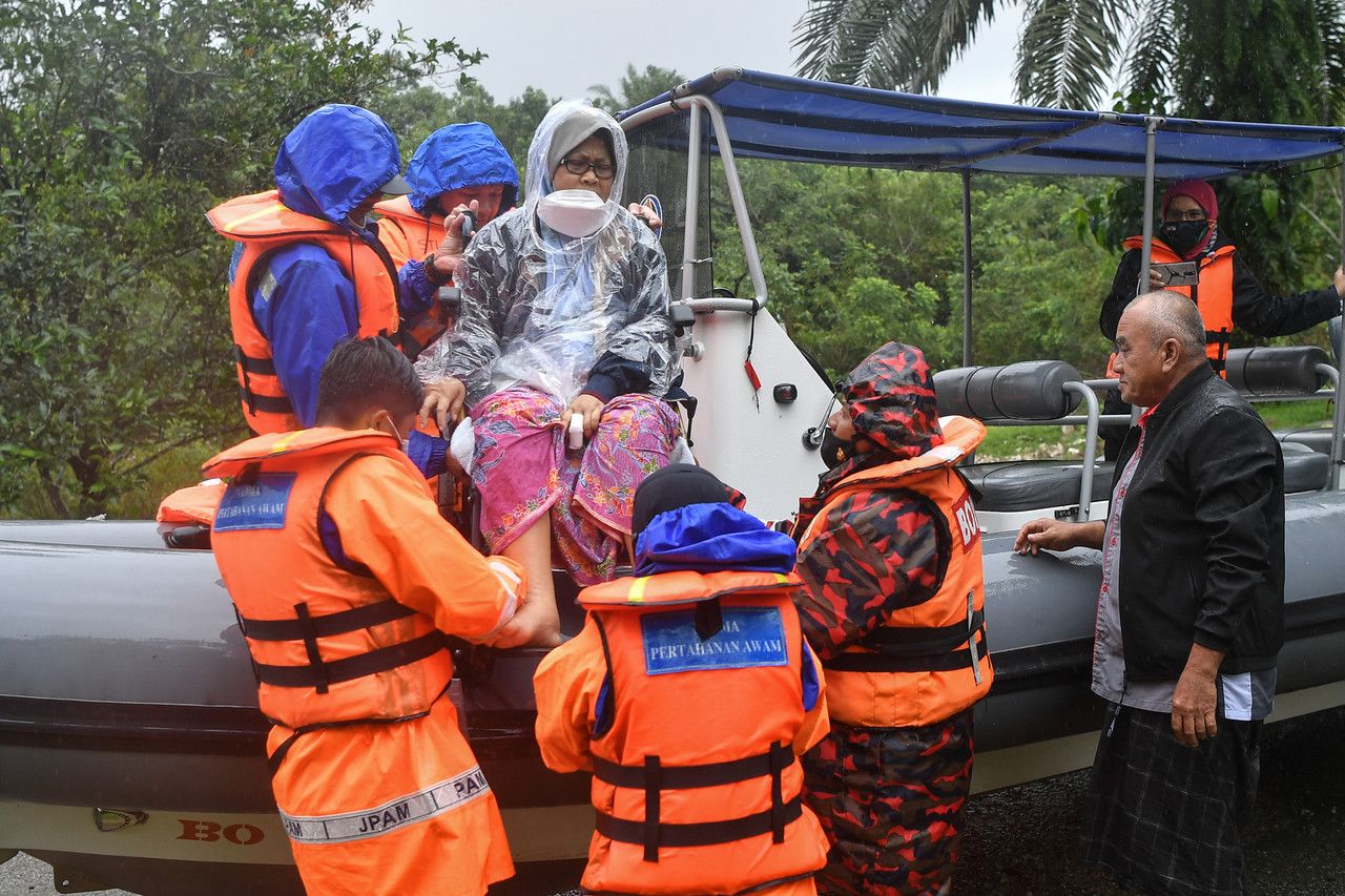 Banjir: 12 daerah Terengganu, Kelantan terjejas, 6,327 mangsa pindah PPS