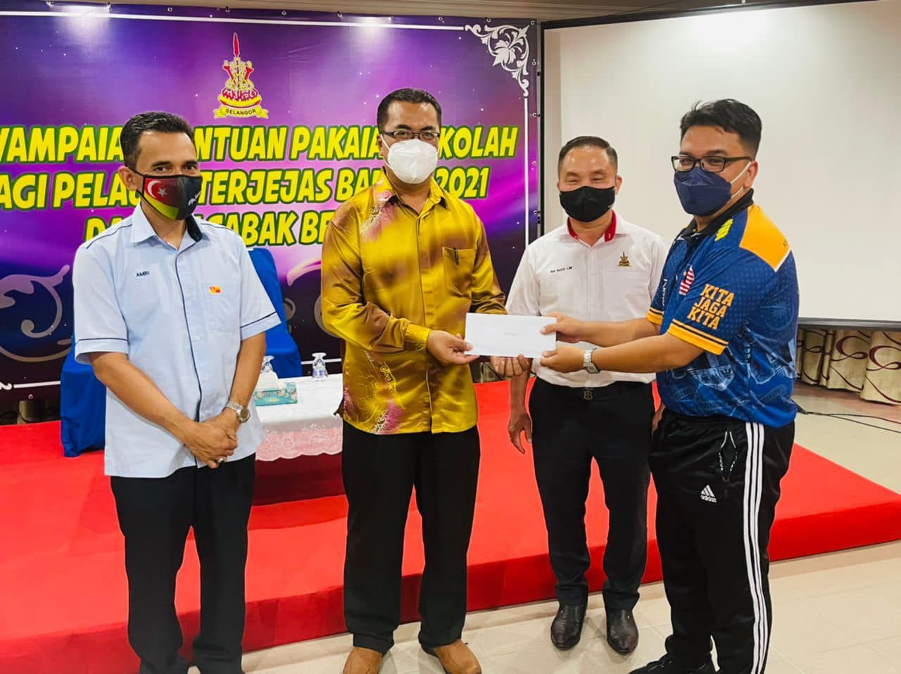 MBI sumbang baucar persekolahan kepada mangsa banjir Sabak Bernam