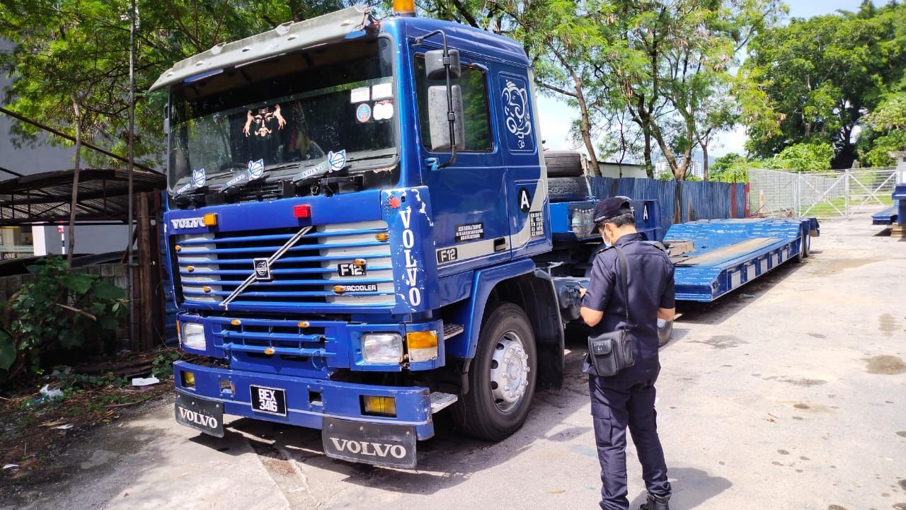 2业者违例修车及停车 士拉央市会开罚单撤执照对付