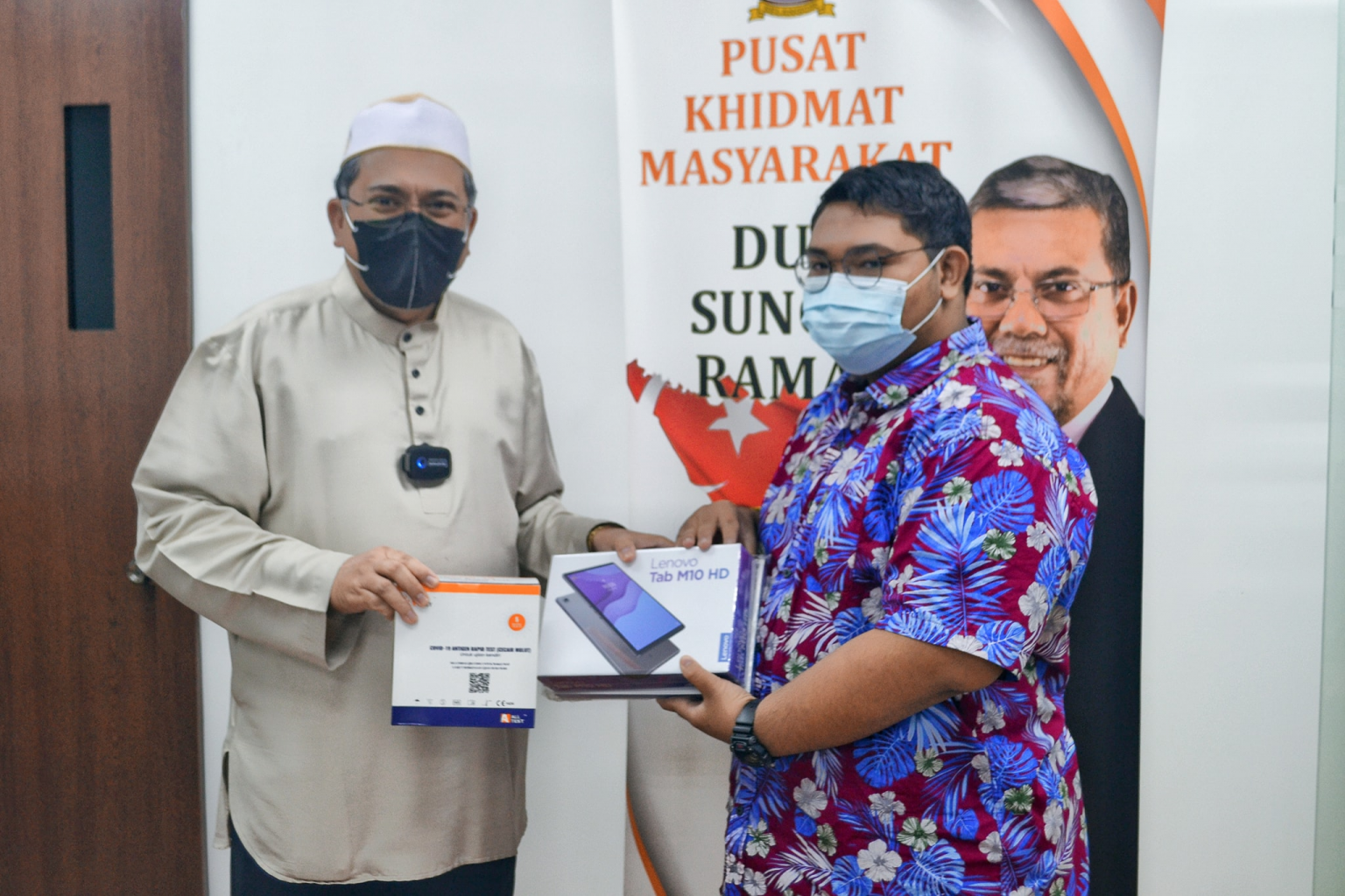 சுங்கை ரமல் சட்டமன்ற உறுப்பினர் மாணவர்களுக்கு மடிக்கணனி, டேப்லட்களை வழங்கினார்