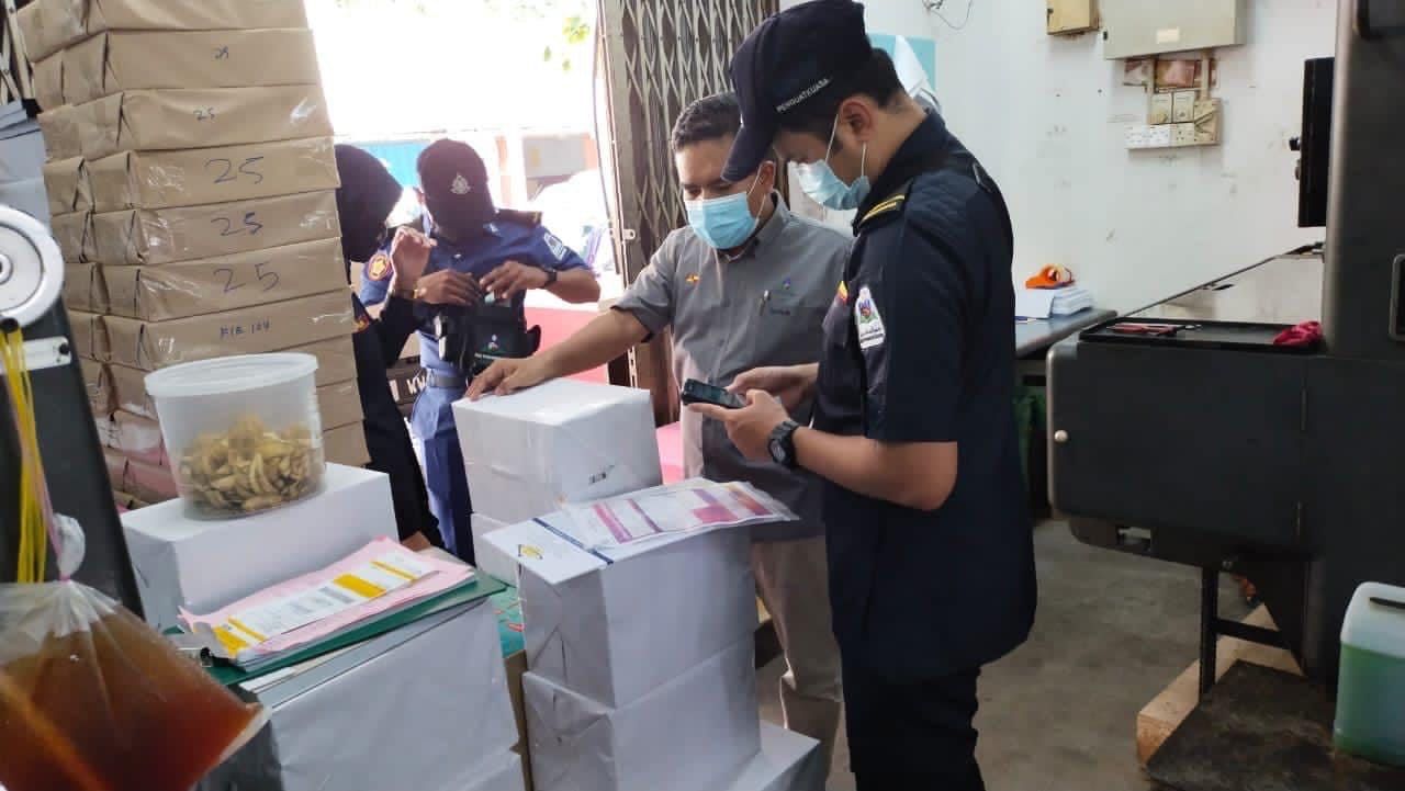 அனுமதிக்கப்பட்ட  தொழிலை விட்டு, கனரக வாகனங்கள் பழுது பார்த்தல் போன்ற சட்ட விரோதமாக செயலால்  நிறுவனம்  அனுமதி இழந்தது