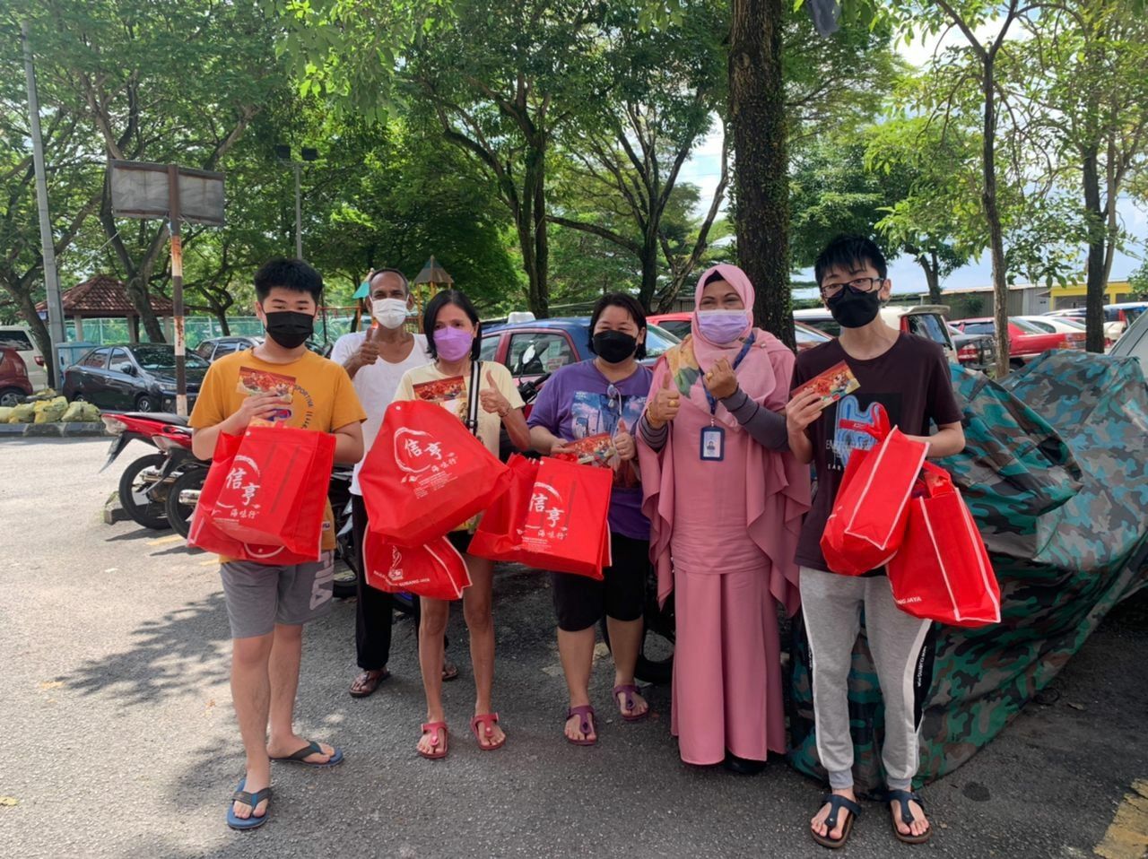 梳邦市厅元宵送温情 120户华裔家庭获元宵礼.红包