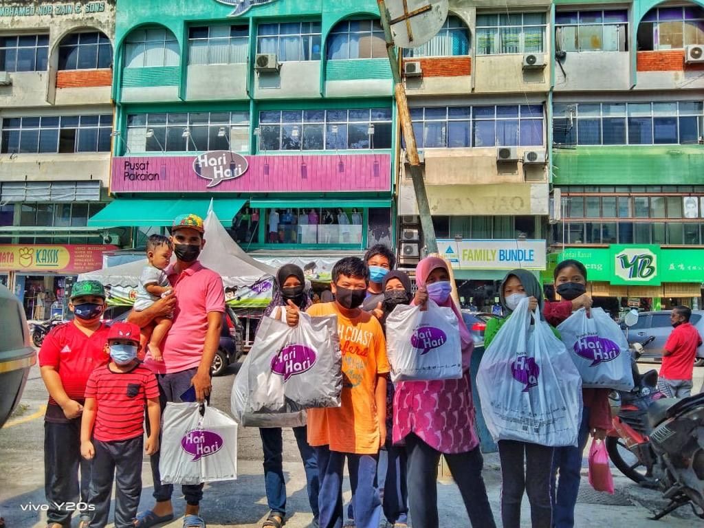 உலு கிளாங் தொகுதியில் 40 மாணவர்களுக்கு உதவி