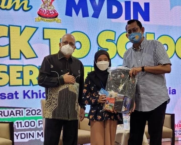 ஶ்ரீ செத்தியா தொகுதியின் 1000 மேற்பட்ட மாணவர்கள்  பள்ளி பொருட்கள் உதவியைப் பெற்றனர்