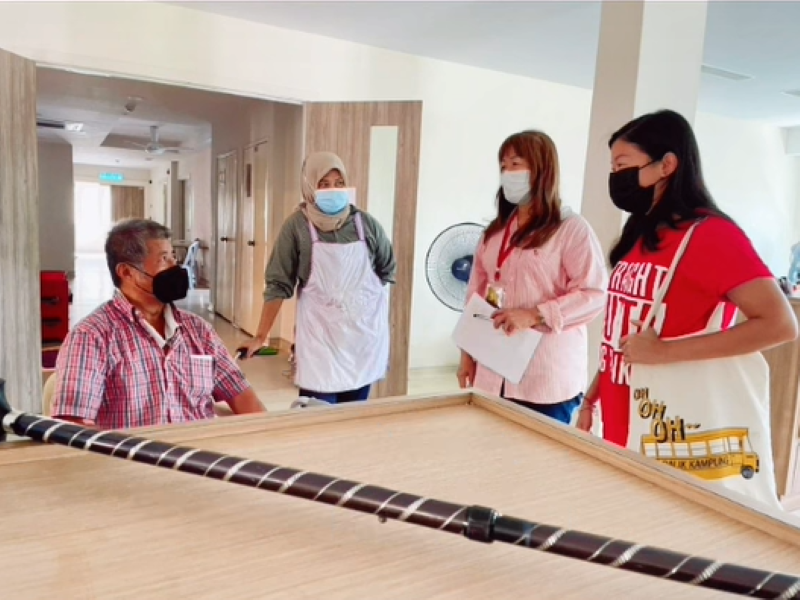 சலவைக் கடையில் தஞ்சம் புகுந்த ஆதரவற்ற முதியவருக்கு கம்போங் துங்கு சட்டமன்ற உறுப்பினர் உதவி