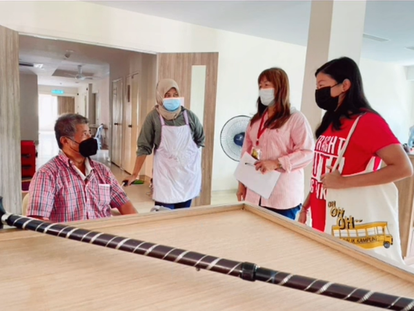 சலவைக் கடையில் தஞ்சம் புகுந்த ஆதரவற்ற முதியவருக்கு கம்போங் துங்கு சட்டமன்ற உறுப்பினர் உதவி