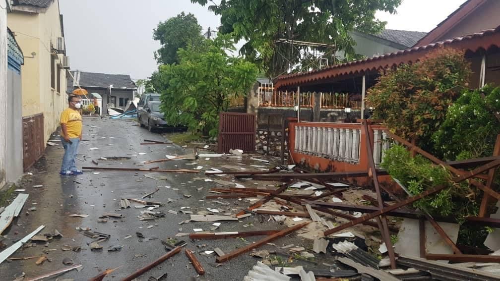 புயலில் பாதிக்கப்பட்ட வீடுகளைத் துப்பரவு செய்வதில் காஜாங் நகராண்மைக் கழகம் உதவி