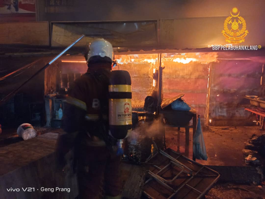 Fire razes 15 MPK food stalls in Port Klang