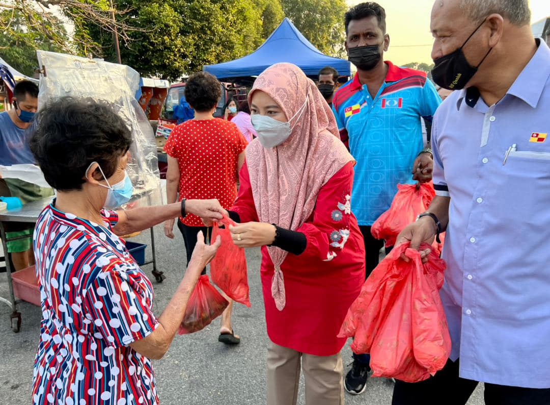 Shopping vouchers, ang pows bring CNY cheer to Tiong Hua community