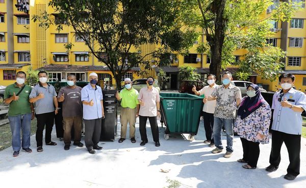 淡江PKNS组屋获赠36垃圾桶 议员:提升家园环境卫生