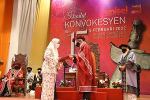 Ibu sebak terima ijazah anak meninggal akibat batuk kering