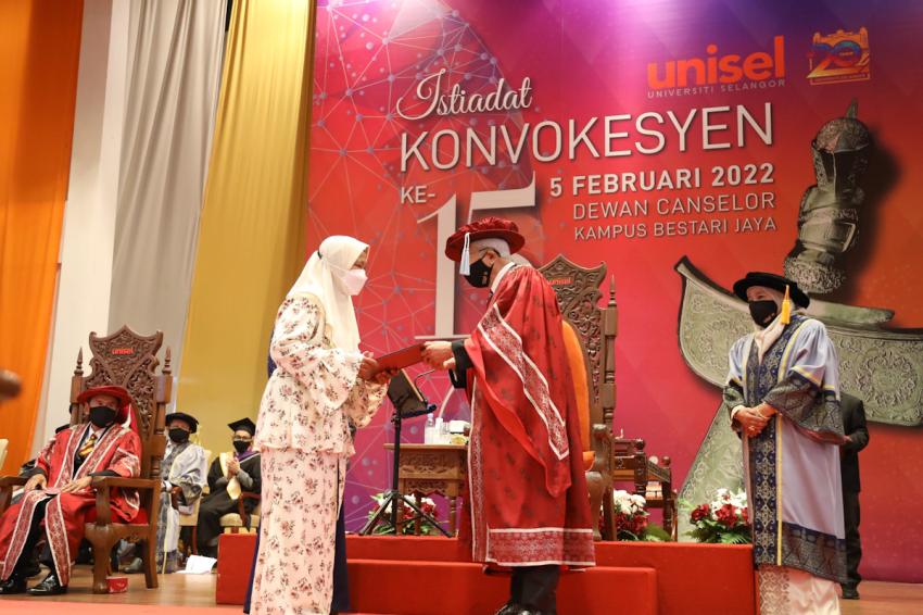 Ibu sebak terima ijazah anak meninggal akibat batuk kering