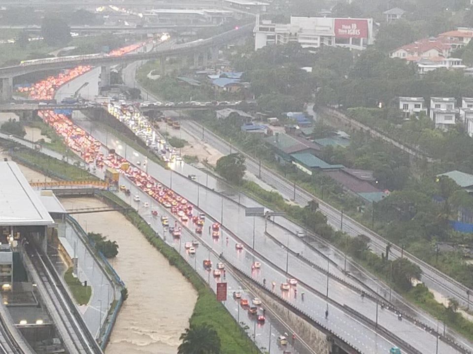 连日大雨大平村低洼区今午闪电水灾 村长促居民注意气候转变