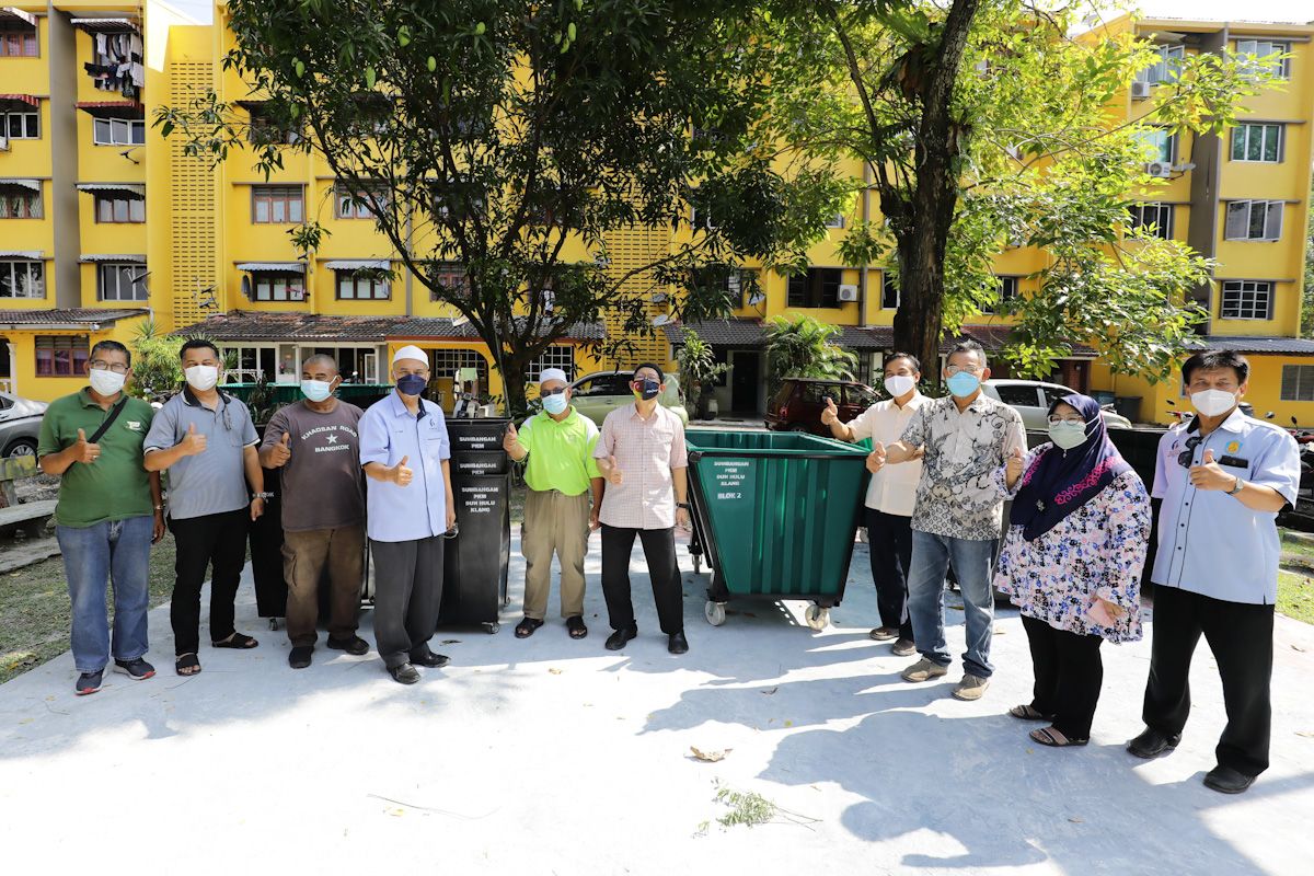 உலு கிளாங் சட்டமன்ற உறுப்பினர் PKNS AU1A/1 அடுக்குமாடி குடியிருப்பில் வசிப்பவர்களுக்கு 36 குப்பைத் தொட்டிகளை வழங்கினார்.