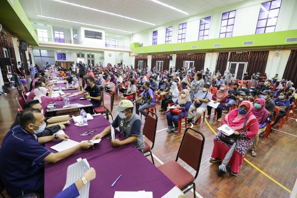 逾百哥打肯文宁区灾黎 受促巴生土地局领水灾援金