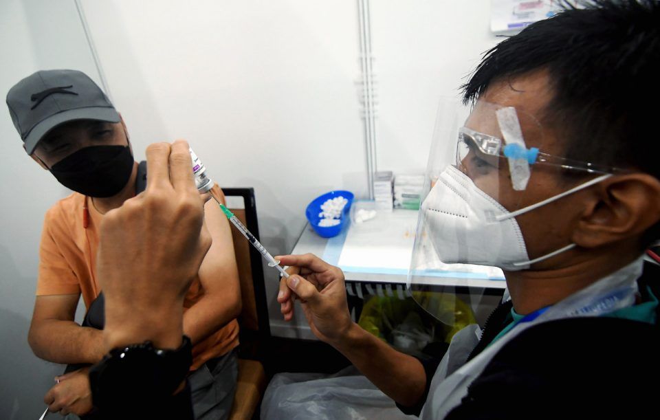 நாட்டில் 53.3 விழுக்காட்டு பெரியவர்களுக்கு ஊக்கத் தடுப்பூசி செலுத்தப்பட்டது 