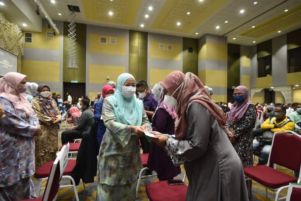 巴生市会为460职员 发500水灾援金