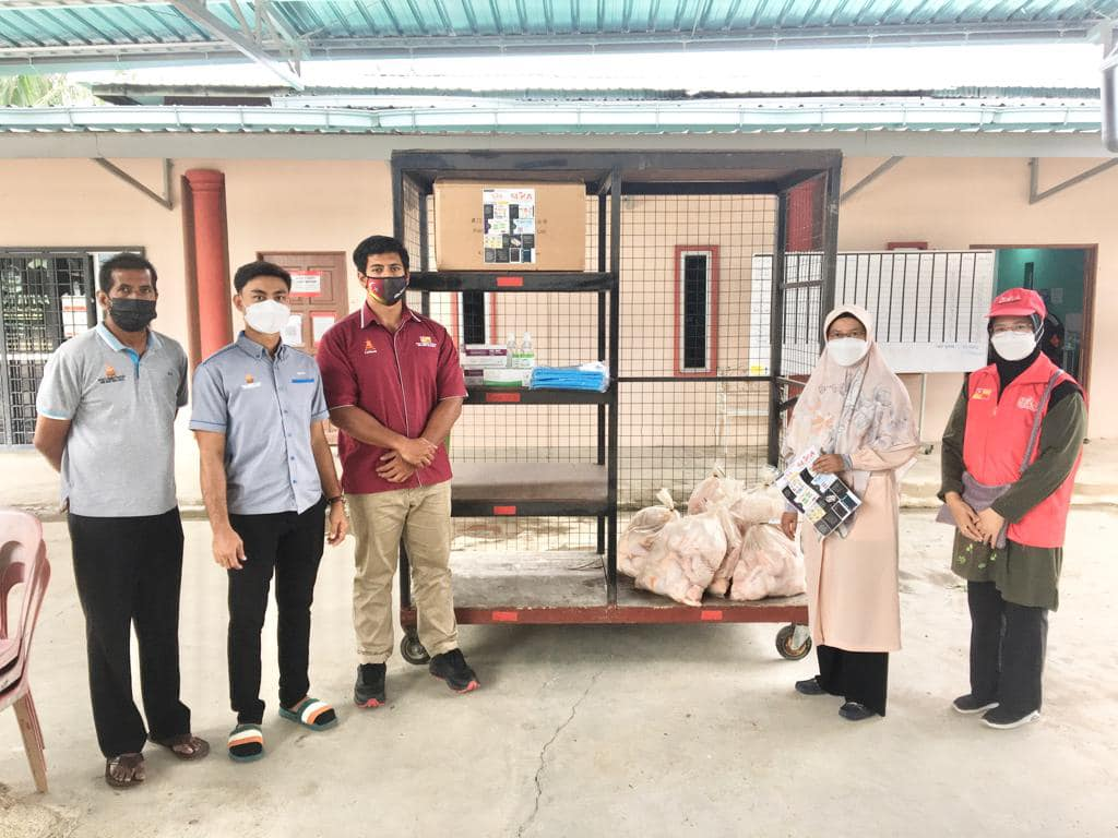DUN Bukit Melawati beri sumbangan ayam, bantu pelajar tahfiz kena kuarantin