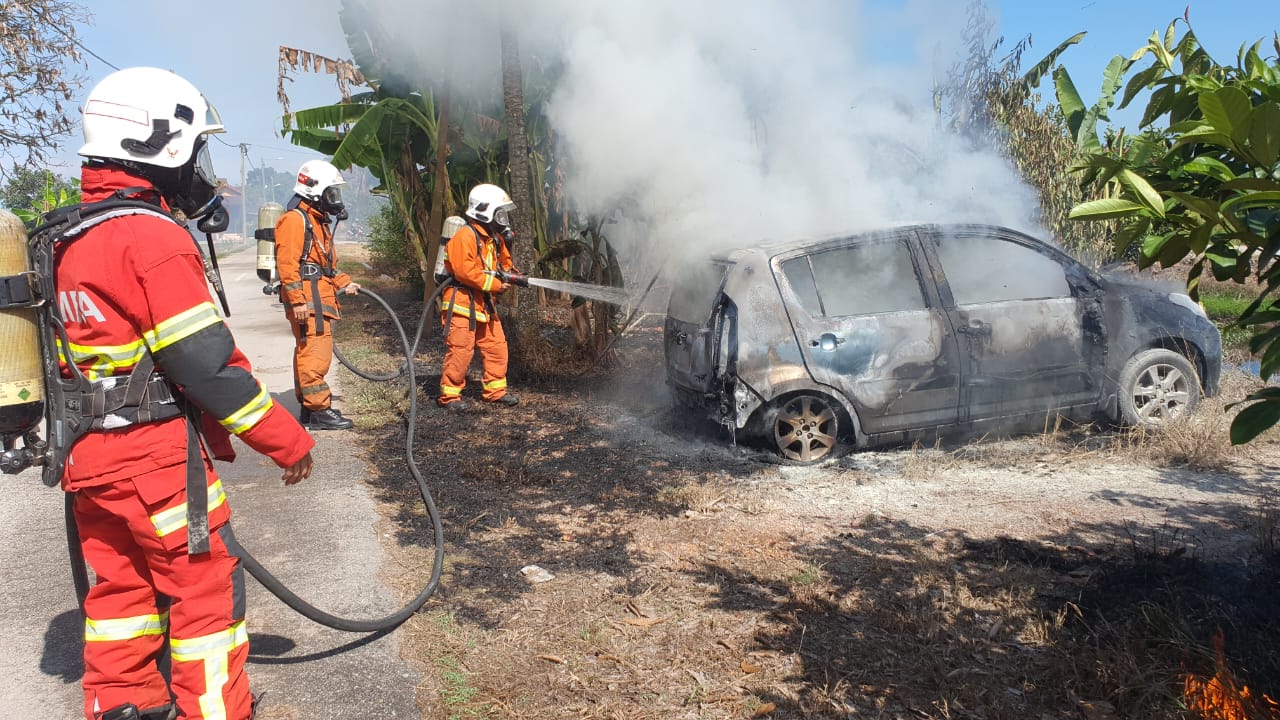 Kereta hangus akibat api bakar sampah merebak