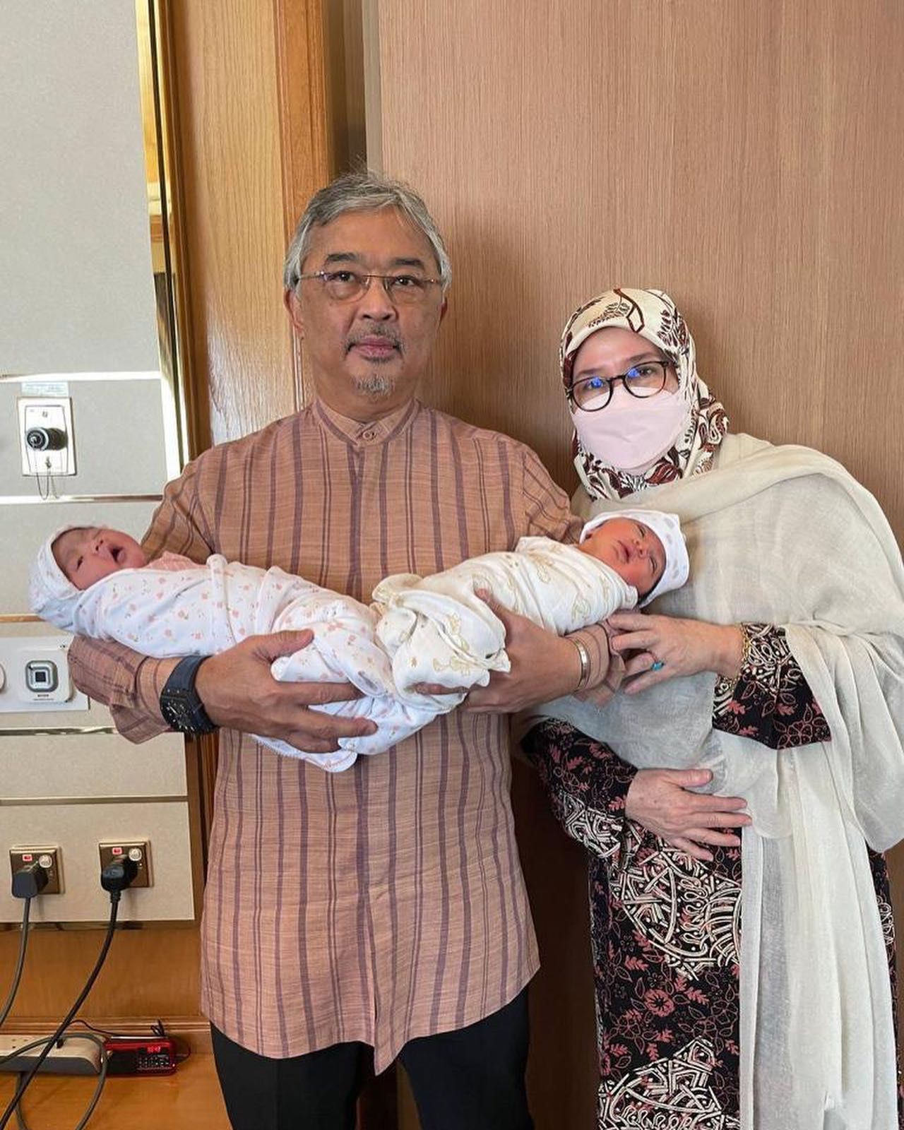 Agong, permaisuri kongsi gambar dua cucunda lelaki