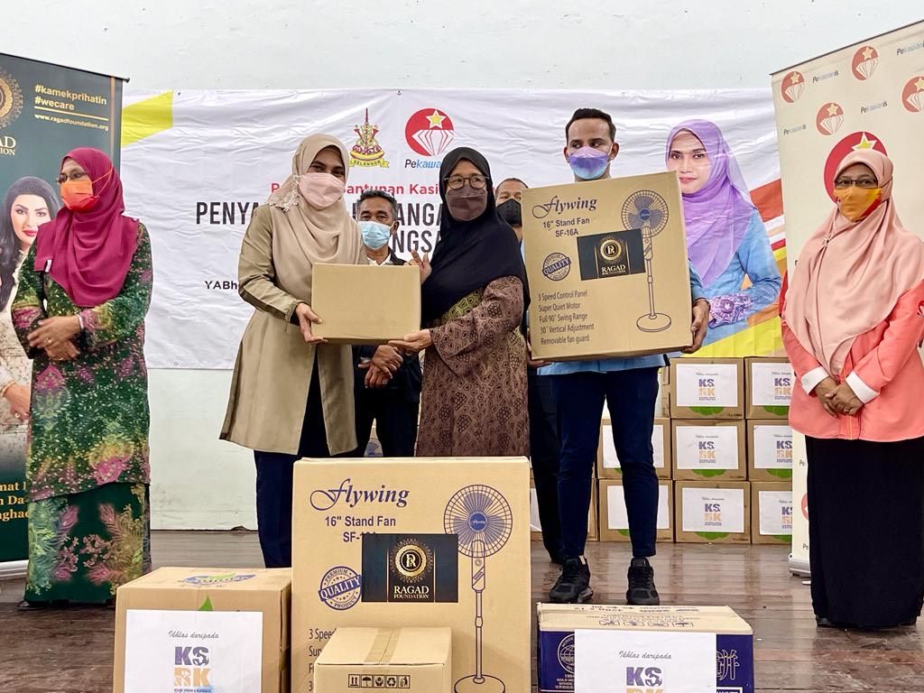 Isteri MB serah bantuan makanan kepada mangsa bah, maahad tahfiz Hulu Langat