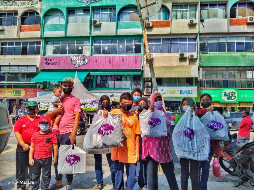 40 pelajar susah di DUN Hulu Kelang dapat bantuan sekolah