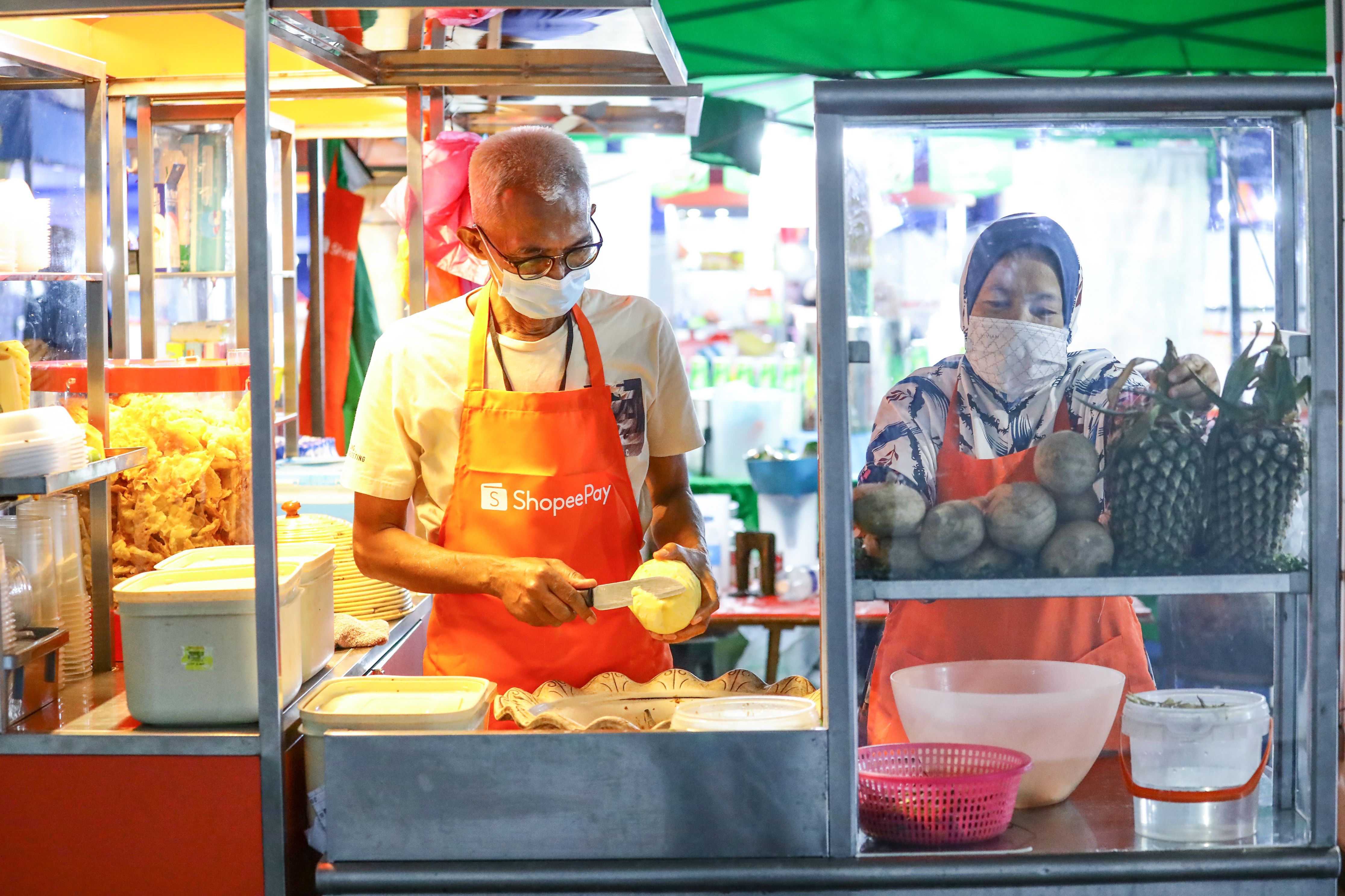 Bergelut cari rezeki halal, suami isteri gigih usaha niaga rojak buah