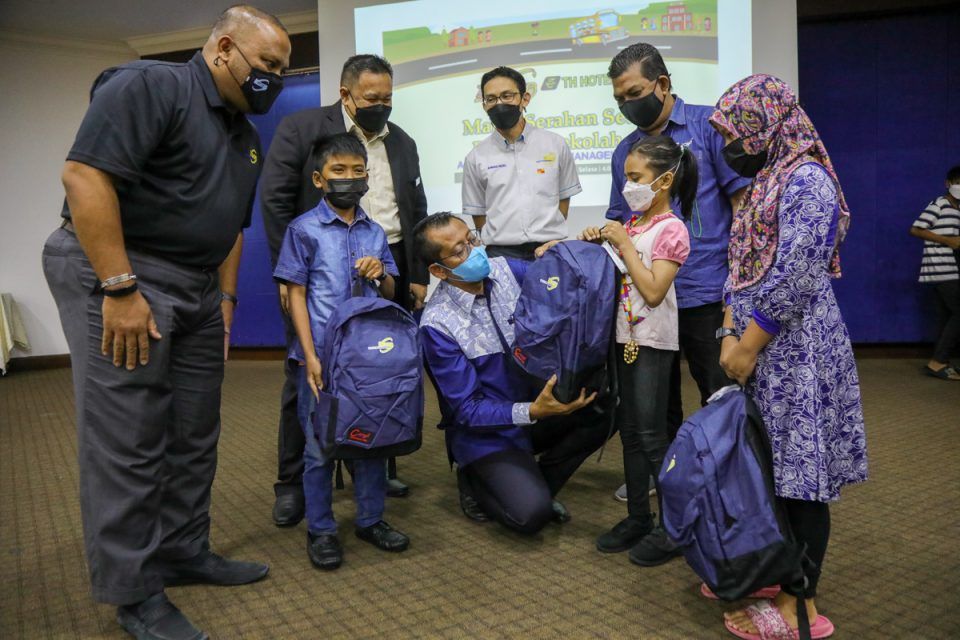 ஸ்ரீ செத்தியா தொகுதியைச் சேர்ந்த 64 மாணவர்கள் பள்ளி உதவிப் பொருள்களைப் பெற்றனர்