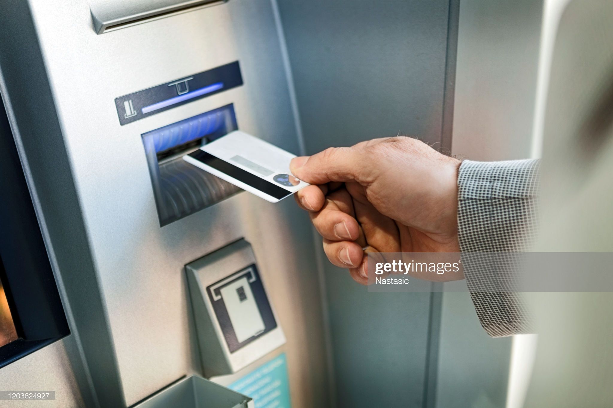 பிப் 1 முதல் வங்கிகளுக்கு இடையிலான ஏடிஎம் பரிவர்த்தனைகளுக்கு RM1 கட்டணம்