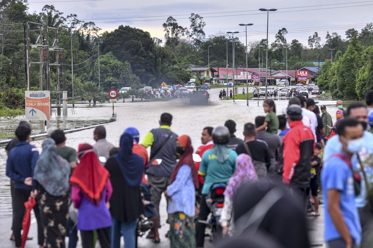 Bomba Selangor bantu misi selamat mangsa banjir Terengganu