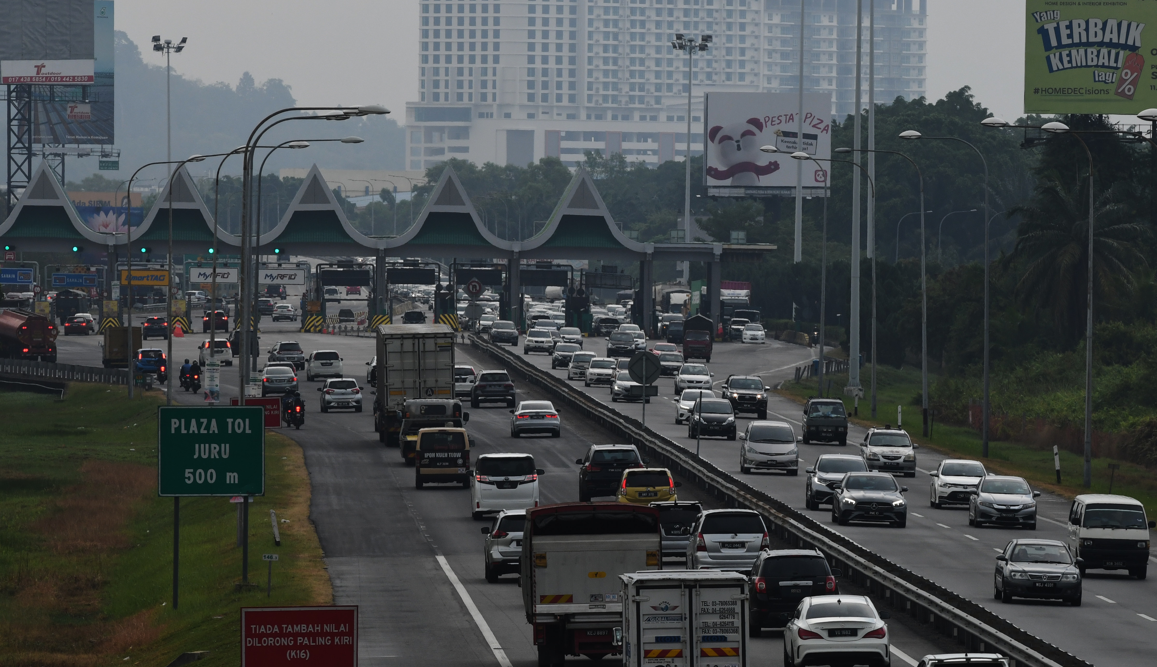 Aliran trafik meningkat di lebuh raya utama menuju Lembah Klang