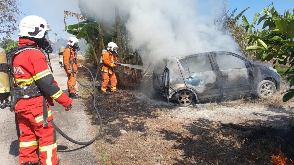 குப்பைக்கு வைத்த தீ காரை எரித்தது- சபாக் பெர்ணமில் சம்பவம்
