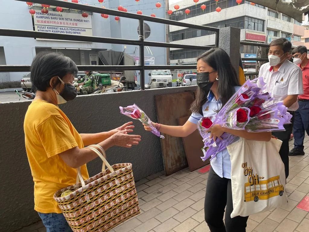 林怡威派700鲜花予女性 不忘置小卡关怀强奸家暴课题