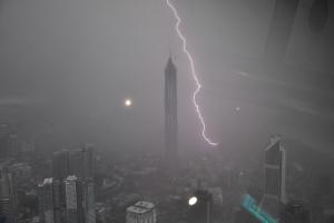 气象局发布3天雷雨警告  彭玻雪3河升至危险水平