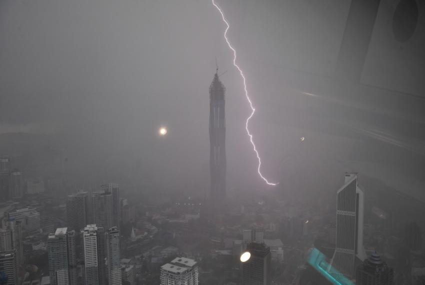 气象局发布3天雷雨警告 彭玻雪3河升至危险水平