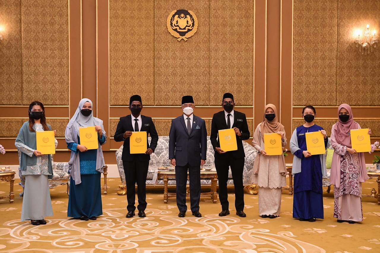 Agong berkenan kurnia biasiswa kepada 10 pelajar IPT