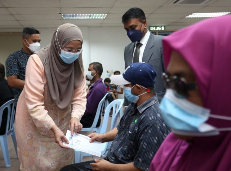 雪大臣机构各捐500令吉  助17受灾视障者减负担