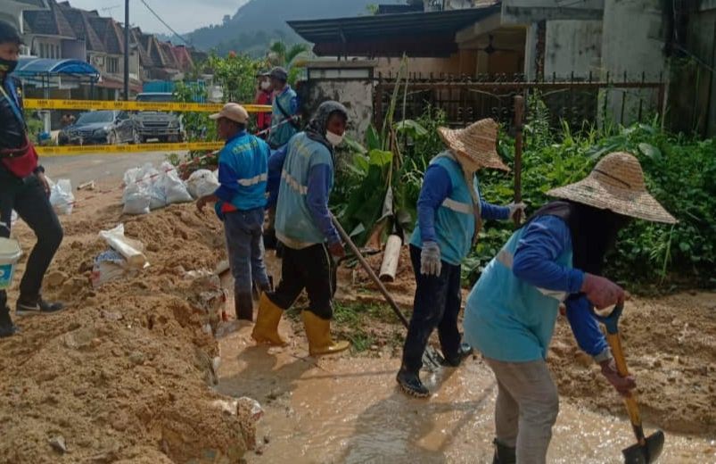 Tanah runtuh: KDEBWM bina benteng pasir elak air masuk rumah penduduk
