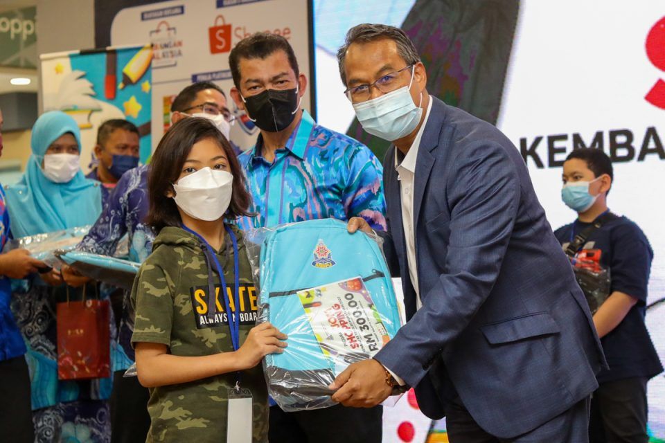 灵市政厅为65户低收入家庭送上300令吉开学购物券