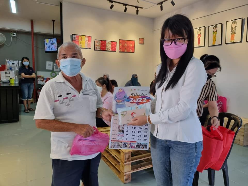 王诗棋派100令吉开学津贴  50户受惠为孩子添开学用品