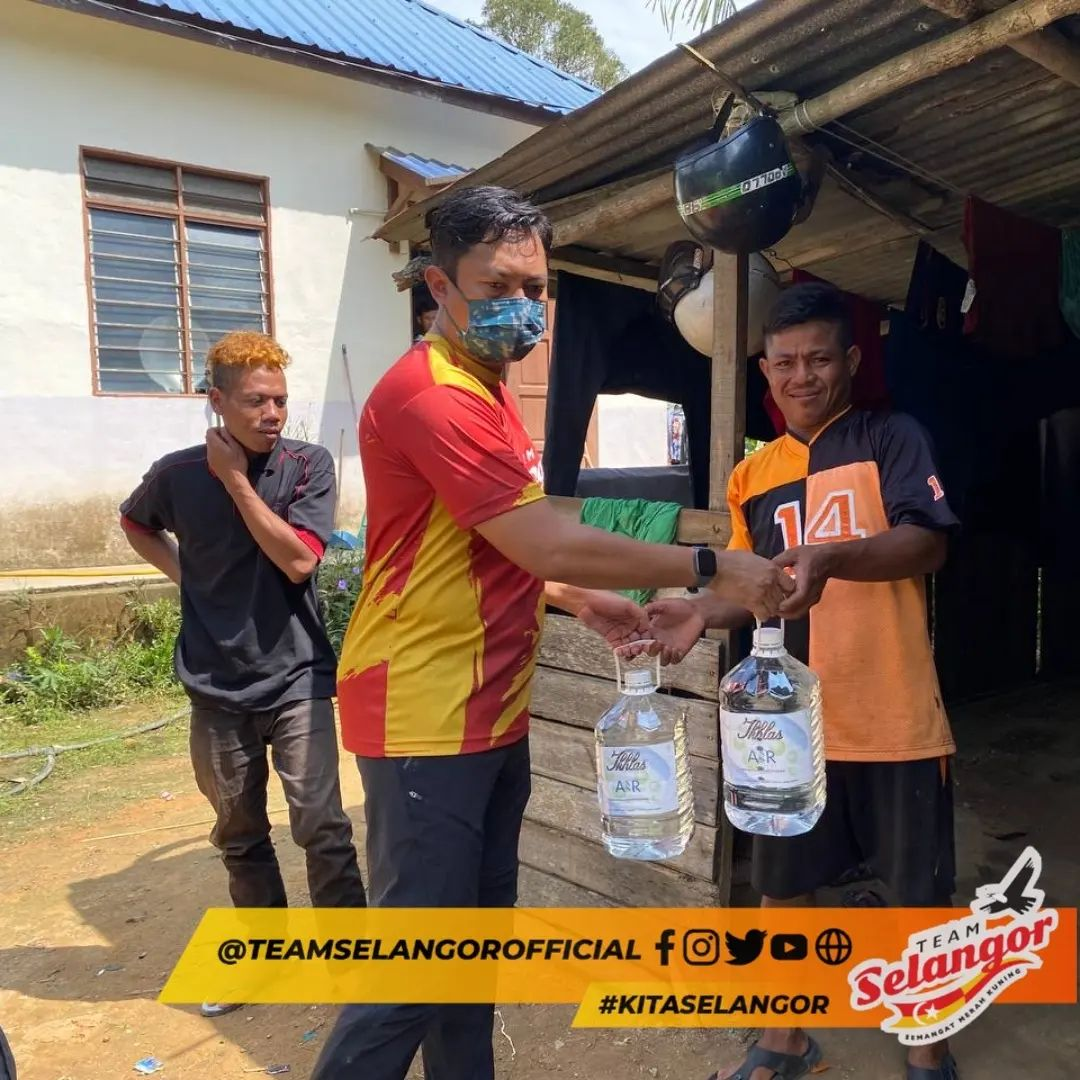 Team Selangor edar 250 botol air, bantu Orang Asli terputus bekalan
