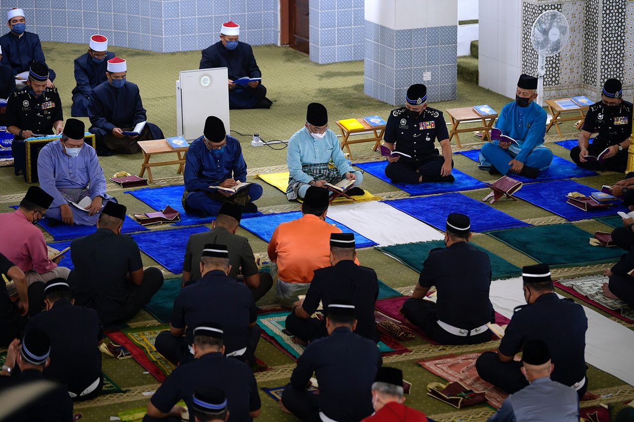 Agong berangkat ke majlis bacaan Yasin sempena Hari Polis ke-215