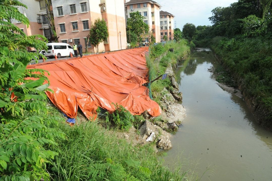 苏丽雅组屋河堤坍塌 梳邦市会：打钢板桩稳固河堤